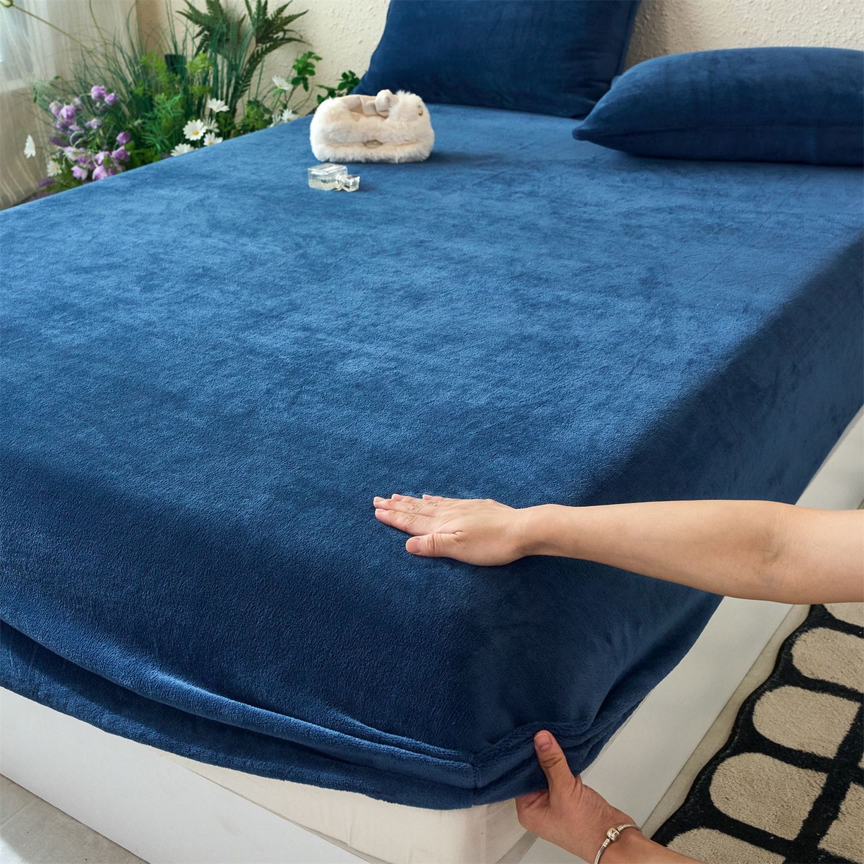 91家纺网 家纺一手货源 找家纺 兰紫橙家纺 2025新款简约纯色牛奶绒床笠系列 宝石蓝