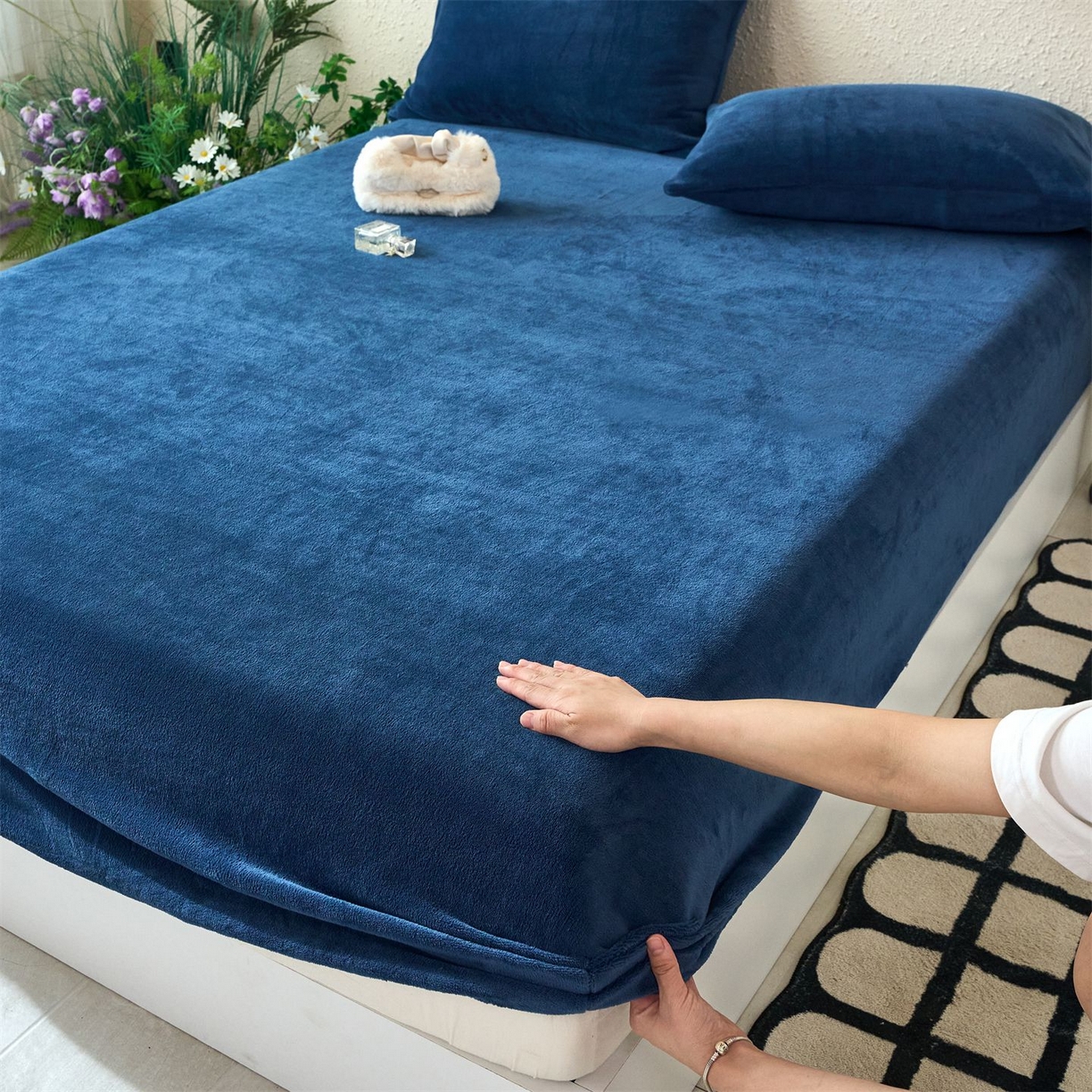 91家纺网 家纺一手货源 找家纺 兰紫橙家纺 2025新款简约纯色牛奶绒床笠系列 宝石蓝