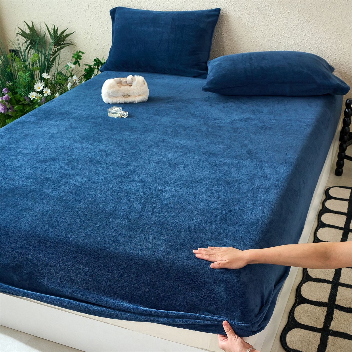 91家纺网 家纺一手货源 找家纺 兰紫橙家纺 2025新款简约纯色牛奶绒床笠系列 宝石蓝