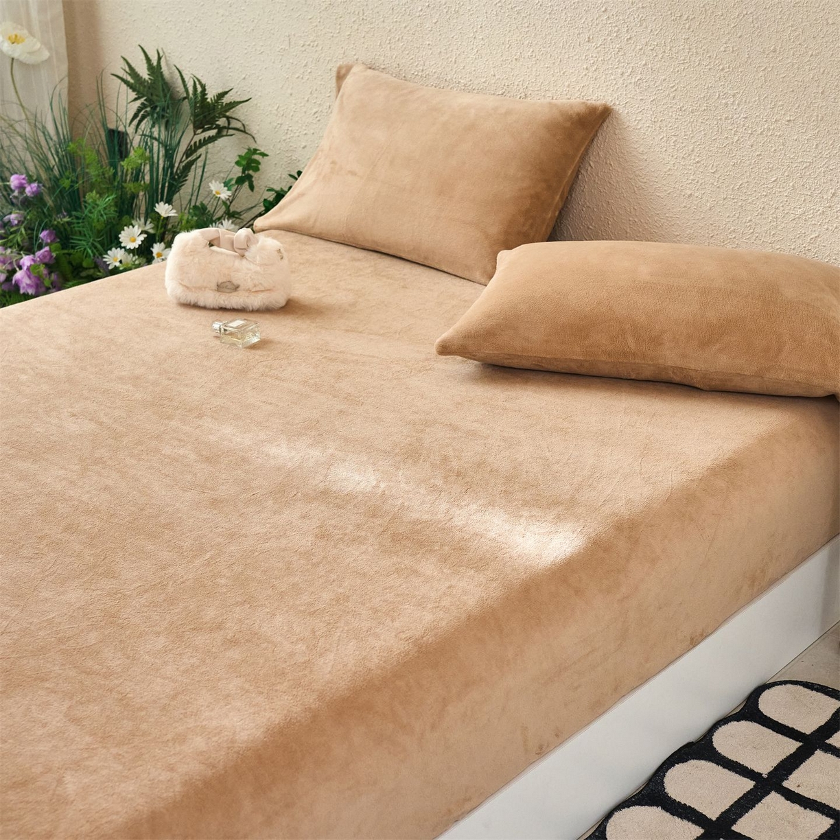 91家纺网 家纺一手货源 找家纺 兰紫橙家纺 2025新款简约纯色牛奶绒床笠系列 奶油驼