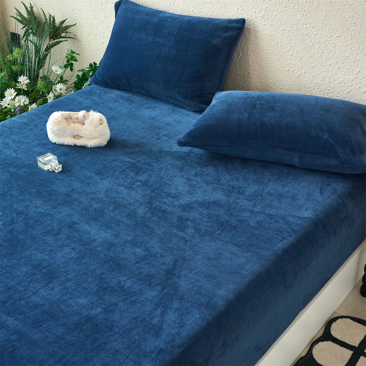 91家纺网 家纺一手货源 找家纺 兰紫橙家纺 2025新款简约纯色牛奶绒床笠系列 宝石蓝