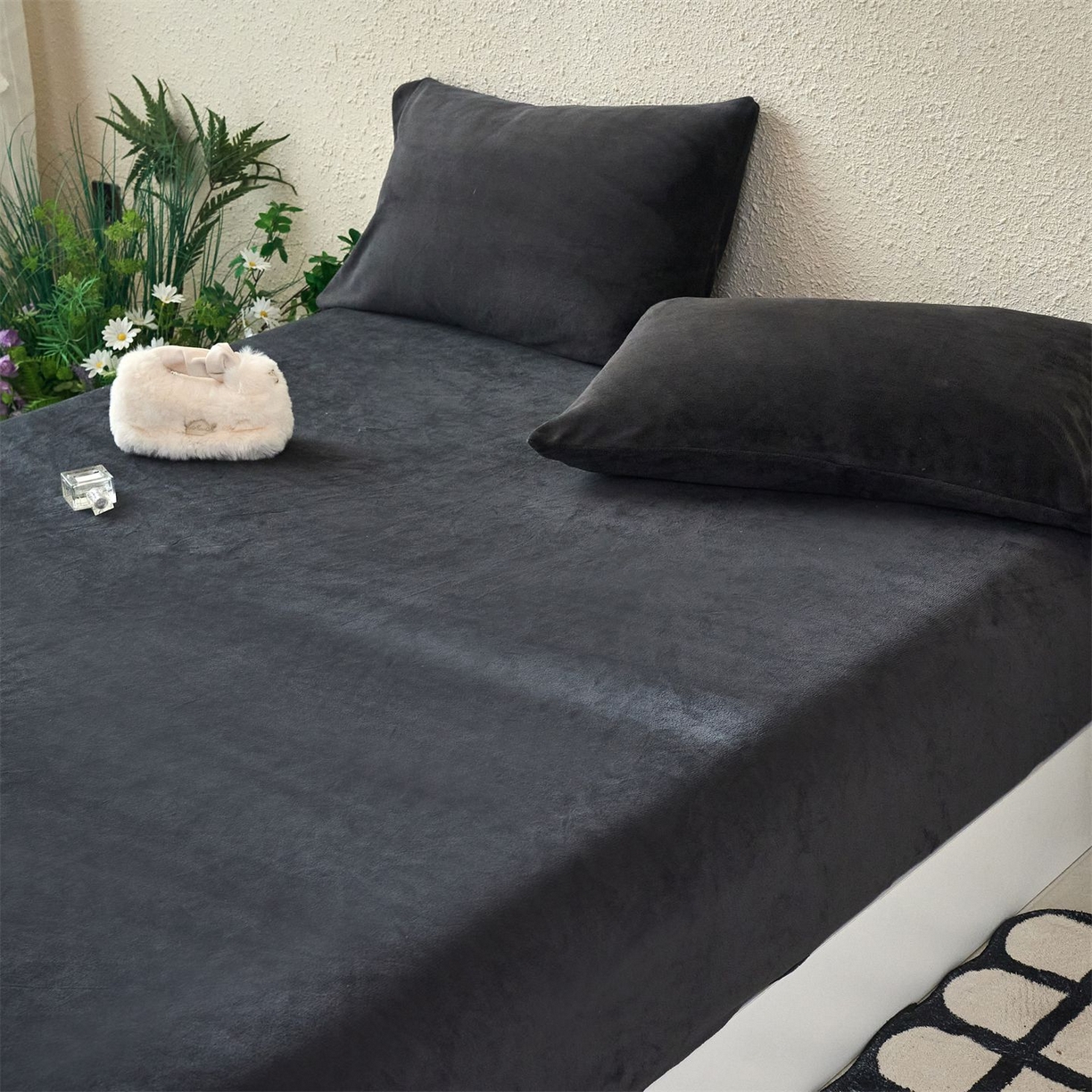91家纺网 家纺一手货源 找家纺 兰紫橙家纺 2025新款简约纯色牛奶绒床笠系列 深空黑