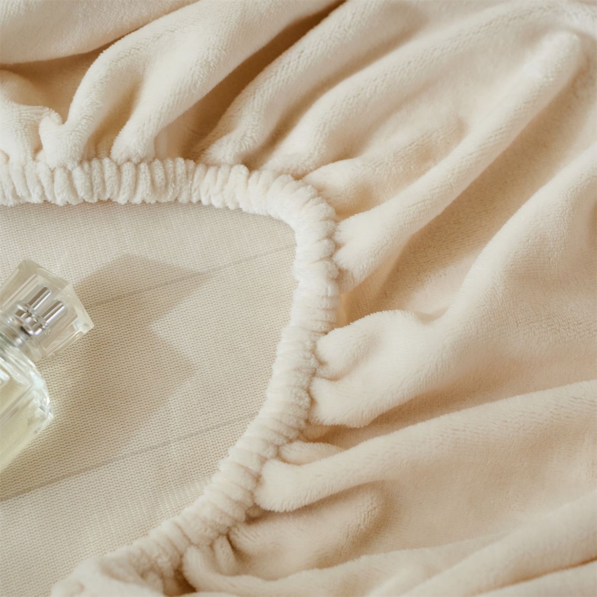 91家纺网 家纺一手货源 找家纺 兰紫橙家纺 2025新款简约纯色牛奶绒床笠系列 奶昔白