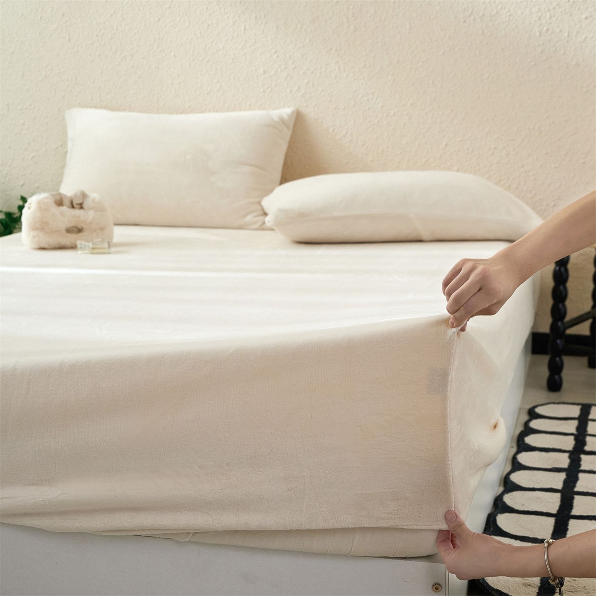 91家纺网 家纺一手货源 找家纺 兰紫橙家纺 2025新款简约纯色牛奶绒床笠系列 奶昔白