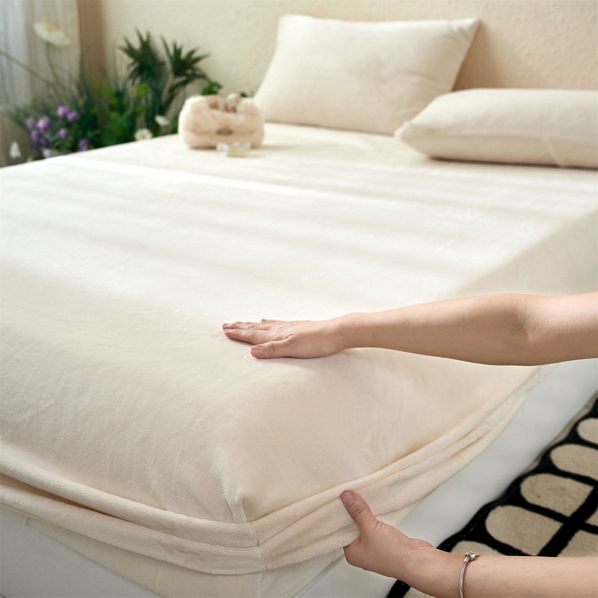 91家纺网 家纺一手货源 找家纺 兰紫橙家纺 2025新款简约纯色牛奶绒床笠系列 奶昔白