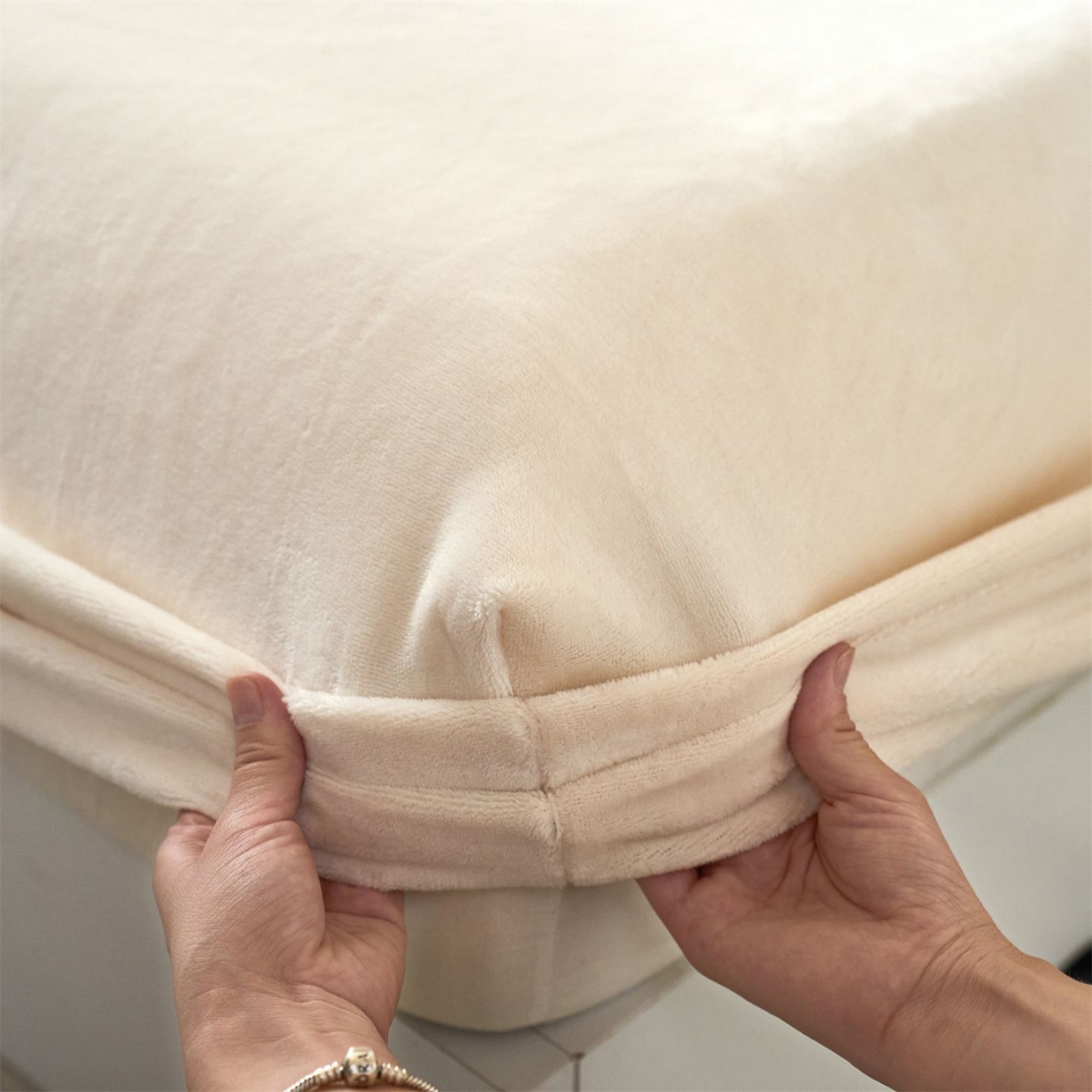 91家纺网 家纺一手货源 找家纺 兰紫橙家纺 2025新款简约纯色牛奶绒床笠系列 奶昔白