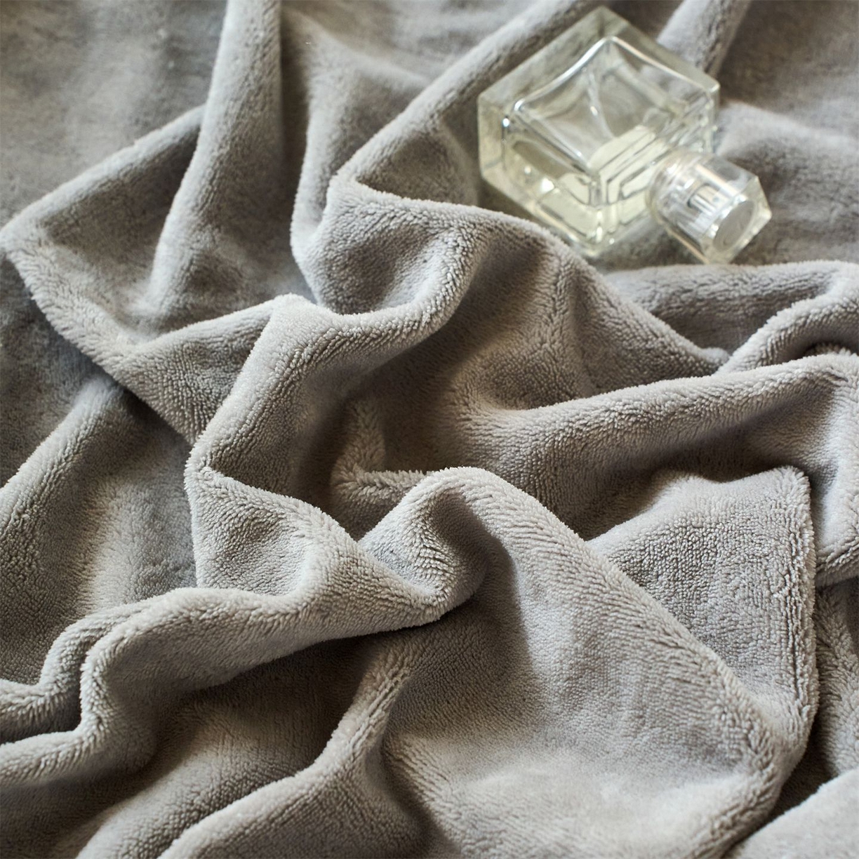 91家纺网 家纺一手货源 找家纺 兰紫橙家纺 2025新款简约纯色牛奶绒床笠系列 绅士灰