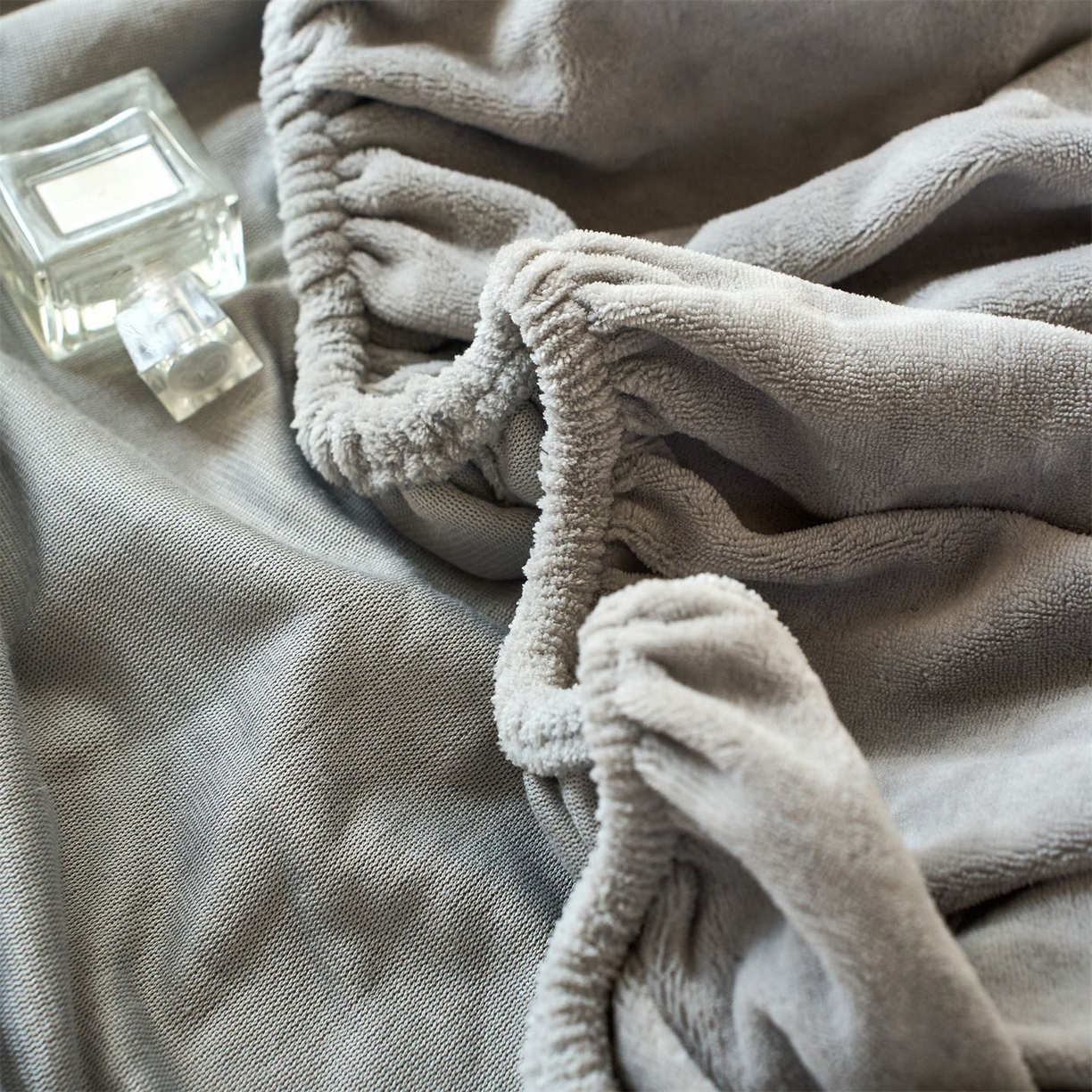 91家纺网 家纺一手货源 找家纺 兰紫橙家纺 2025新款简约纯色牛奶绒床笠系列 绅士灰