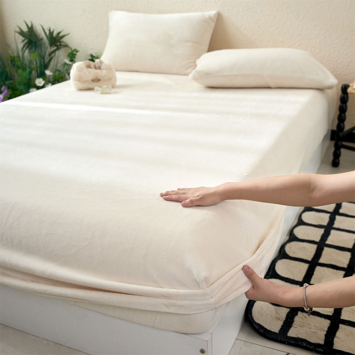 91家纺网 家纺一手货源 找家纺 兰紫橙家纺 2025新款简约纯色牛奶绒床笠系列 奶昔白