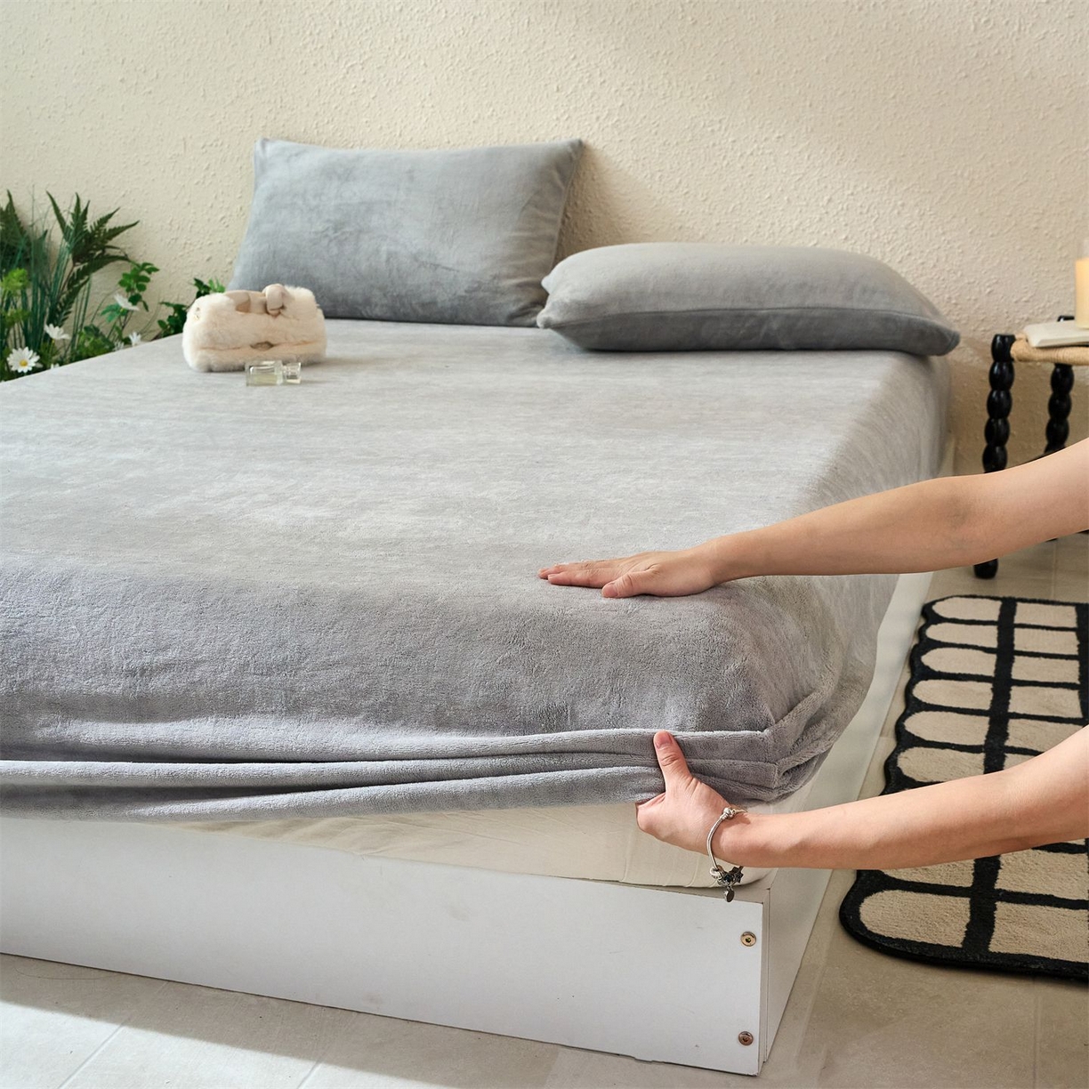 91家纺网 家纺一手货源 找家纺 兰紫橙家纺 2025新款简约纯色牛奶绒床笠系列 绅士灰