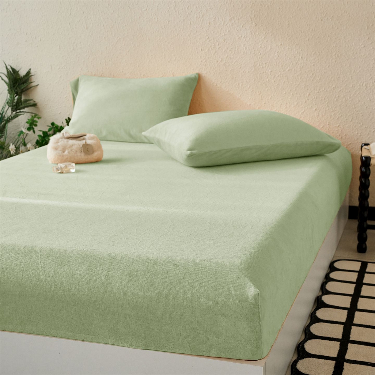 91家纺网 家纺一手货源 找家纺 兰紫橙家纺 2025新款简约纯色牛奶绒床笠系列 淡彩绿