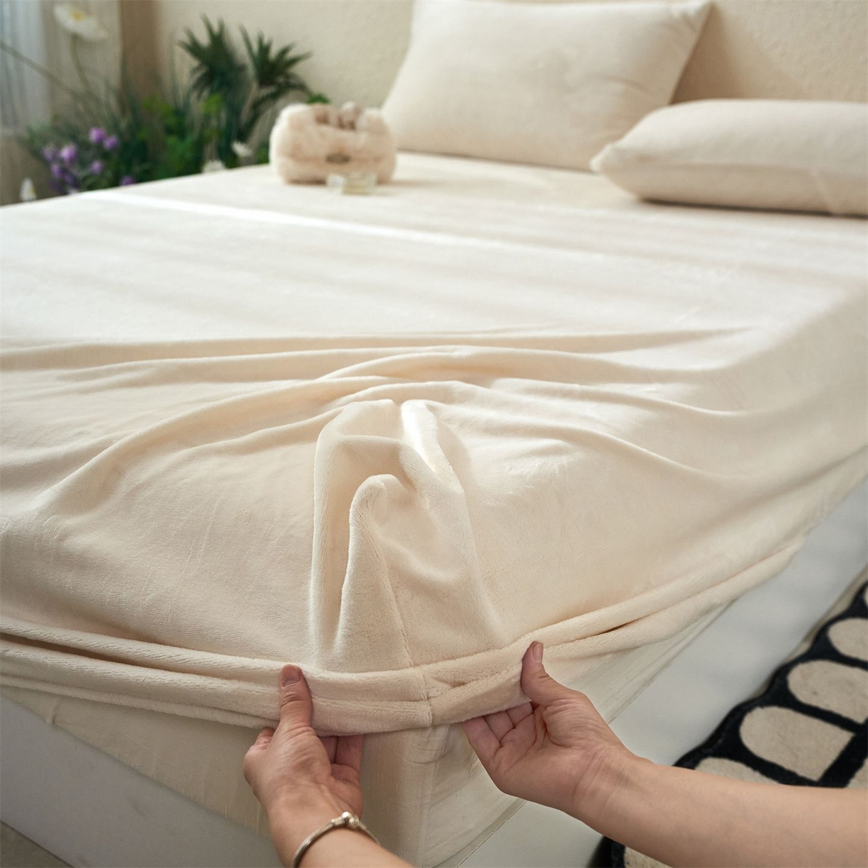 91家纺网 家纺一手货源 找家纺 兰紫橙家纺 2025新款简约纯色牛奶绒床笠系列 奶昔白