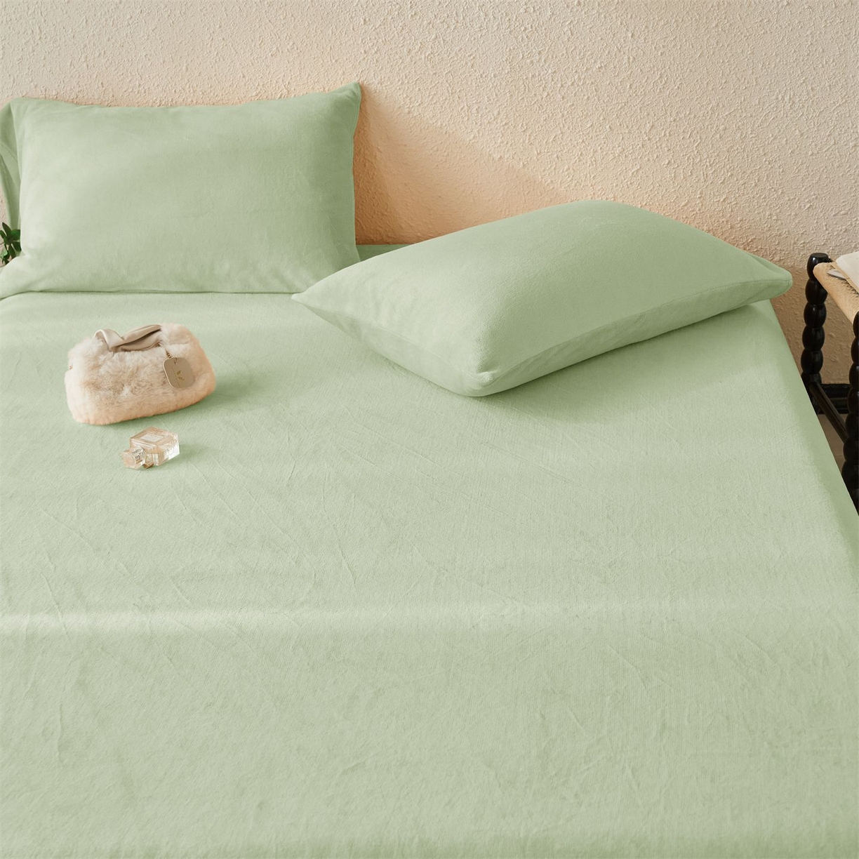 91家纺网 家纺一手货源 找家纺 兰紫橙家纺 2025新款简约纯色牛奶绒床笠系列 淡彩绿