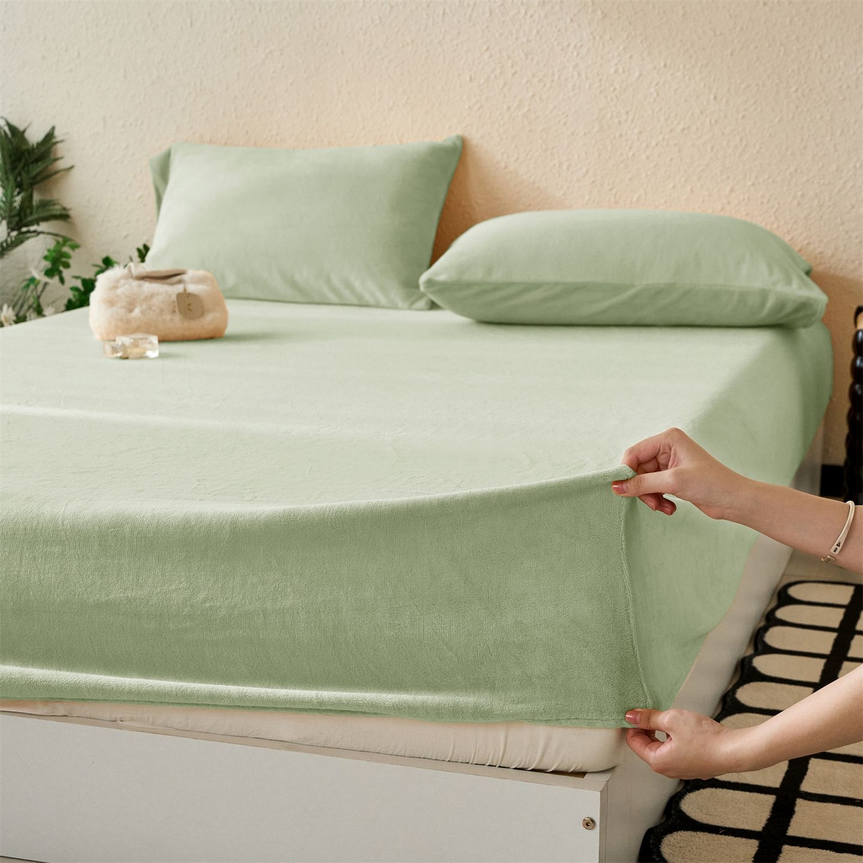 91家纺网 家纺一手货源 找家纺 兰紫橙家纺 2025新款简约纯色牛奶绒床笠系列 淡彩绿