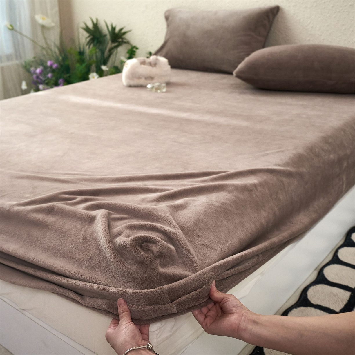 91家纺网 家纺一手货源 找家纺 兰紫橙家纺 2025新款简约纯色牛奶绒床笠系列 摩卡棕