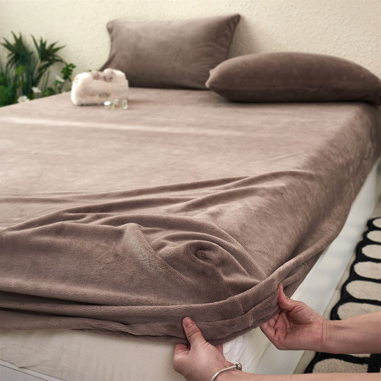 91家纺网 家纺一手货源 找家纺 兰紫橙家纺 2025新款简约纯色牛奶绒床笠系列 摩卡棕