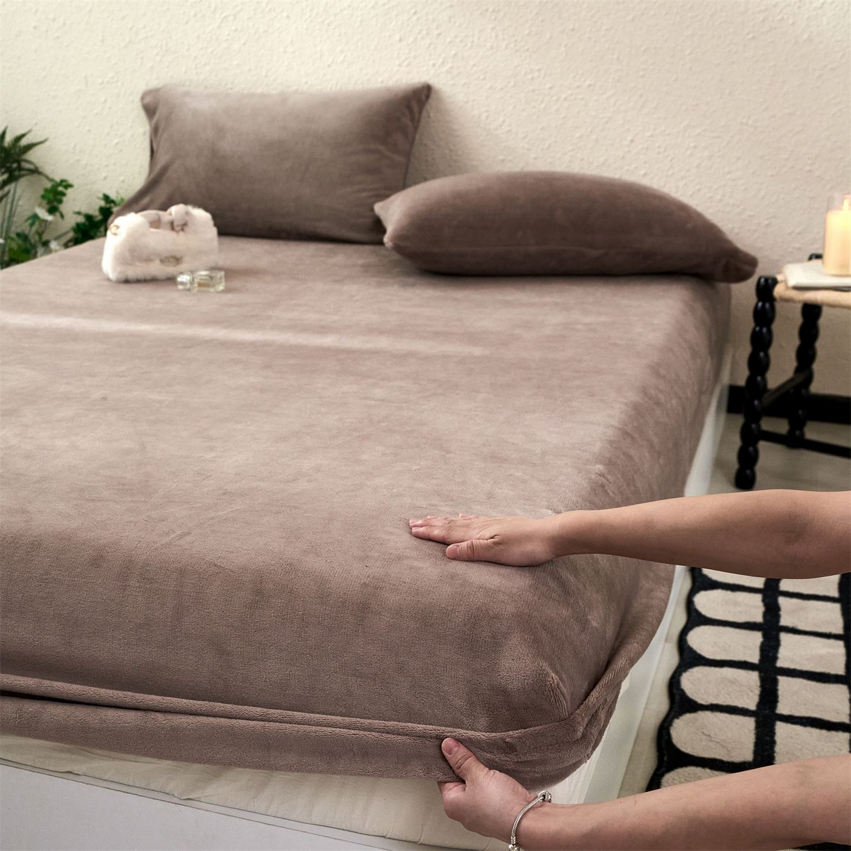 91家纺网 家纺一手货源 找家纺 兰紫橙家纺 2025新款简约纯色牛奶绒床笠系列 摩卡棕