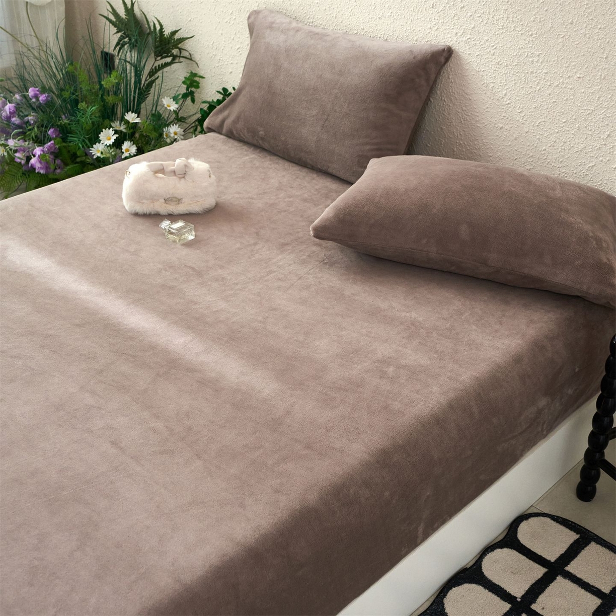 91家纺网 家纺一手货源 找家纺 兰紫橙家纺 2025新款简约纯色牛奶绒床笠系列 摩卡棕