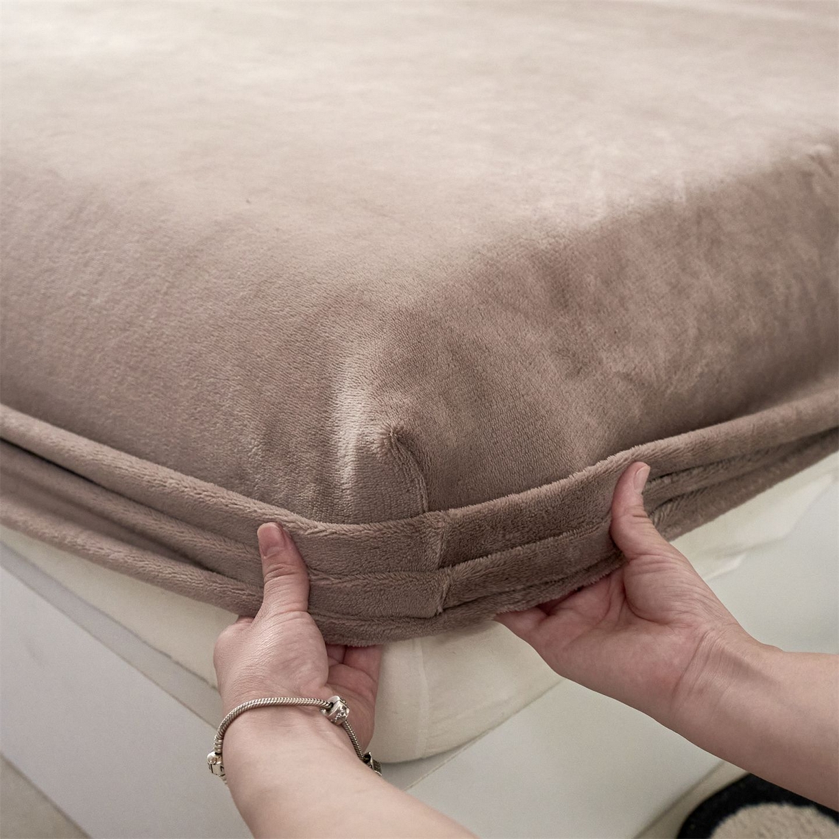 91家纺网 家纺一手货源 找家纺 兰紫橙家纺 2025新款简约纯色牛奶绒床笠系列 摩卡棕