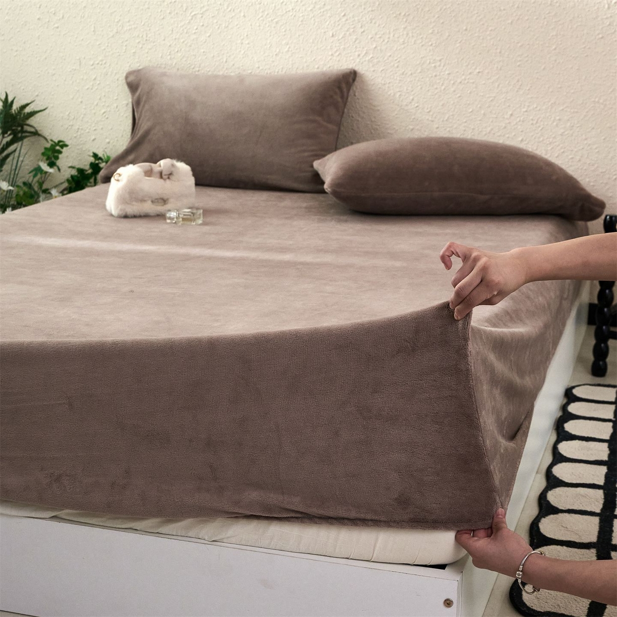 91家纺网 家纺一手货源 找家纺 兰紫橙家纺 2025新款简约纯色牛奶绒床笠系列 摩卡棕
