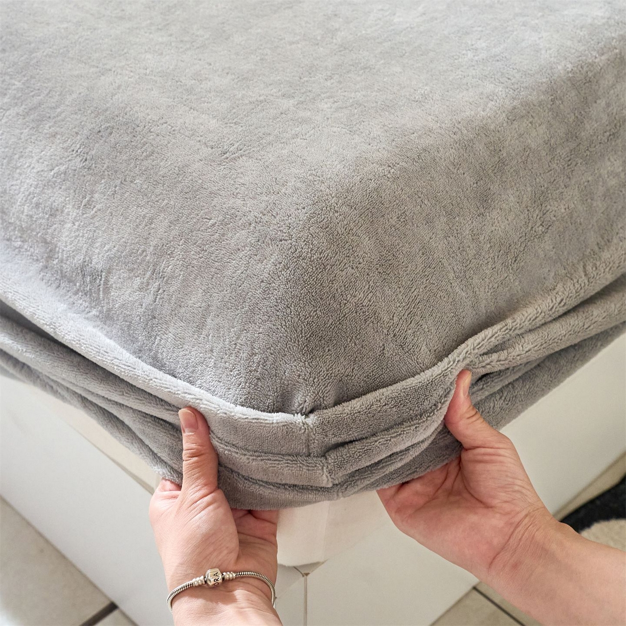 91家纺网 家纺一手货源 找家纺 兰紫橙家纺 2025新款简约纯色牛奶绒床笠系列 绅士灰