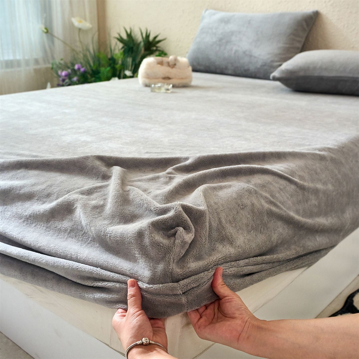 91家纺网 家纺一手货源 找家纺 兰紫橙家纺 2025新款简约纯色牛奶绒床笠系列 绅士灰