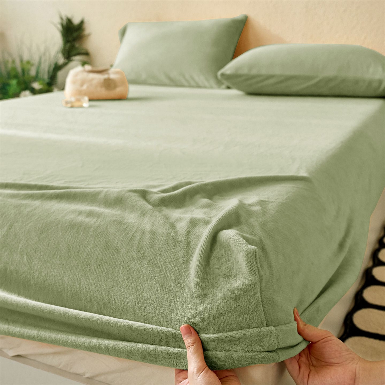 91家纺网 家纺一手货源 找家纺 兰紫橙家纺 2025新款简约纯色牛奶绒床笠系列 淡彩绿