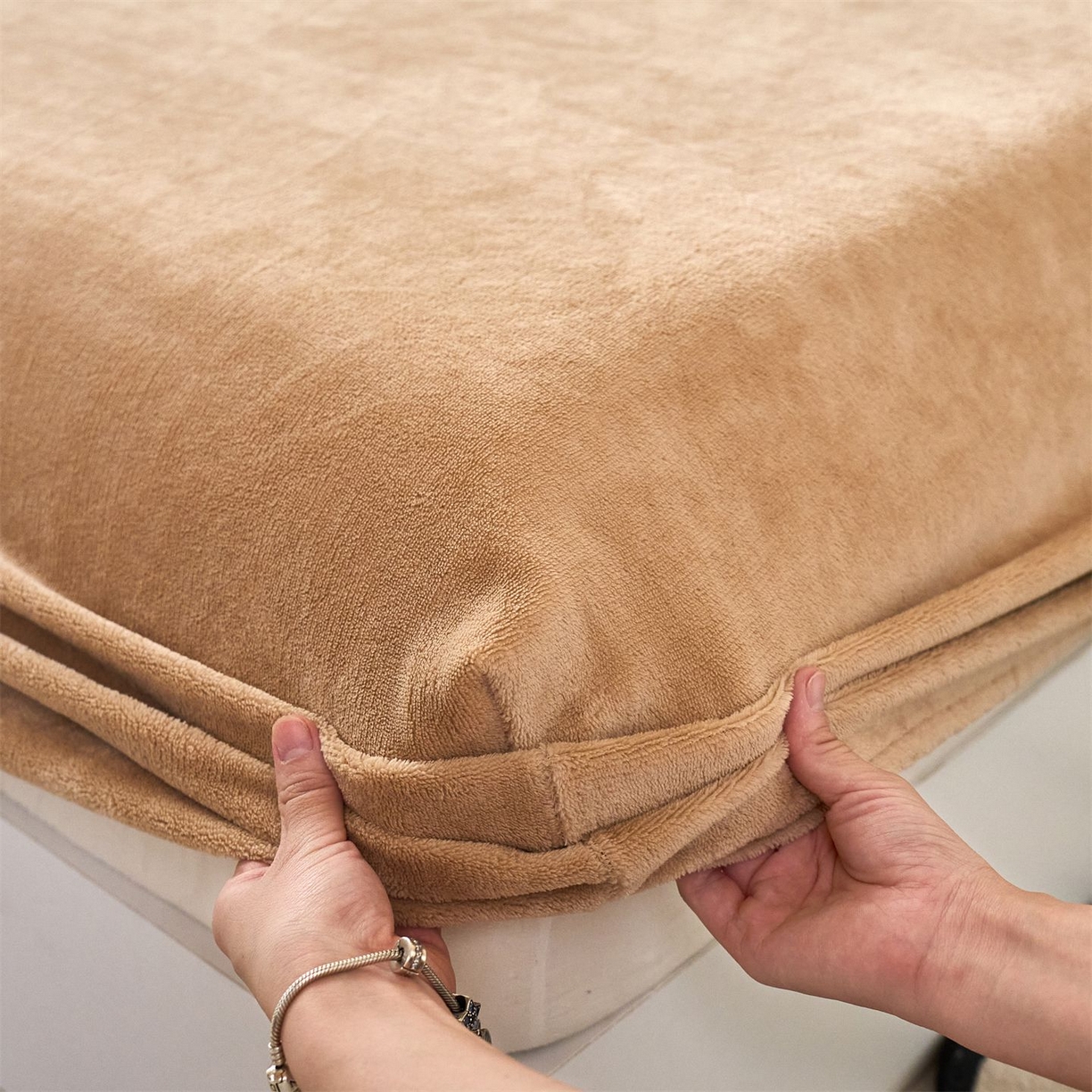 91家纺网 家纺一手货源 找家纺 兰紫橙家纺 2025新款简约纯色牛奶绒床笠系列 奶油驼