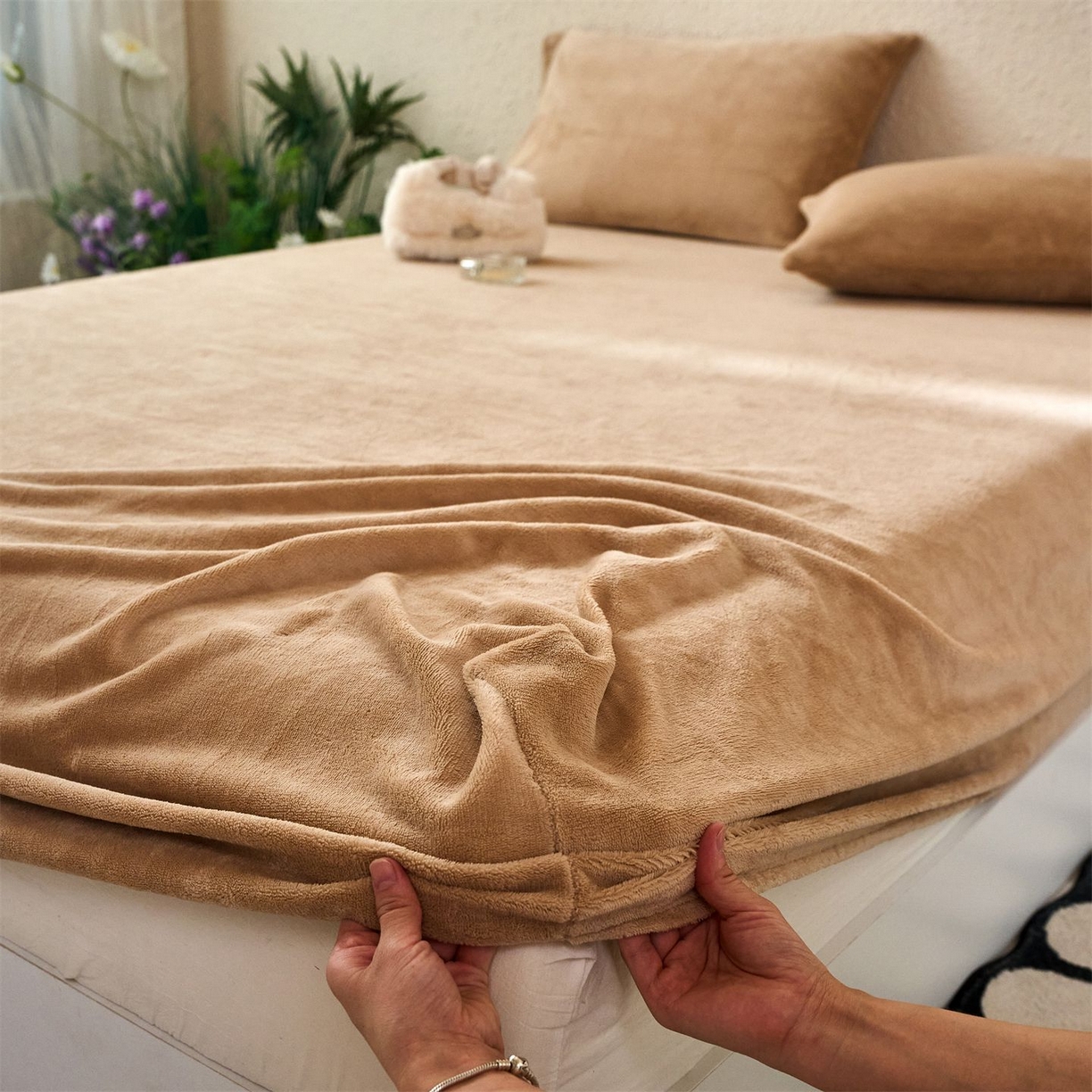 91家纺网 家纺一手货源 找家纺 兰紫橙家纺 2025新款简约纯色牛奶绒床笠系列 奶油驼