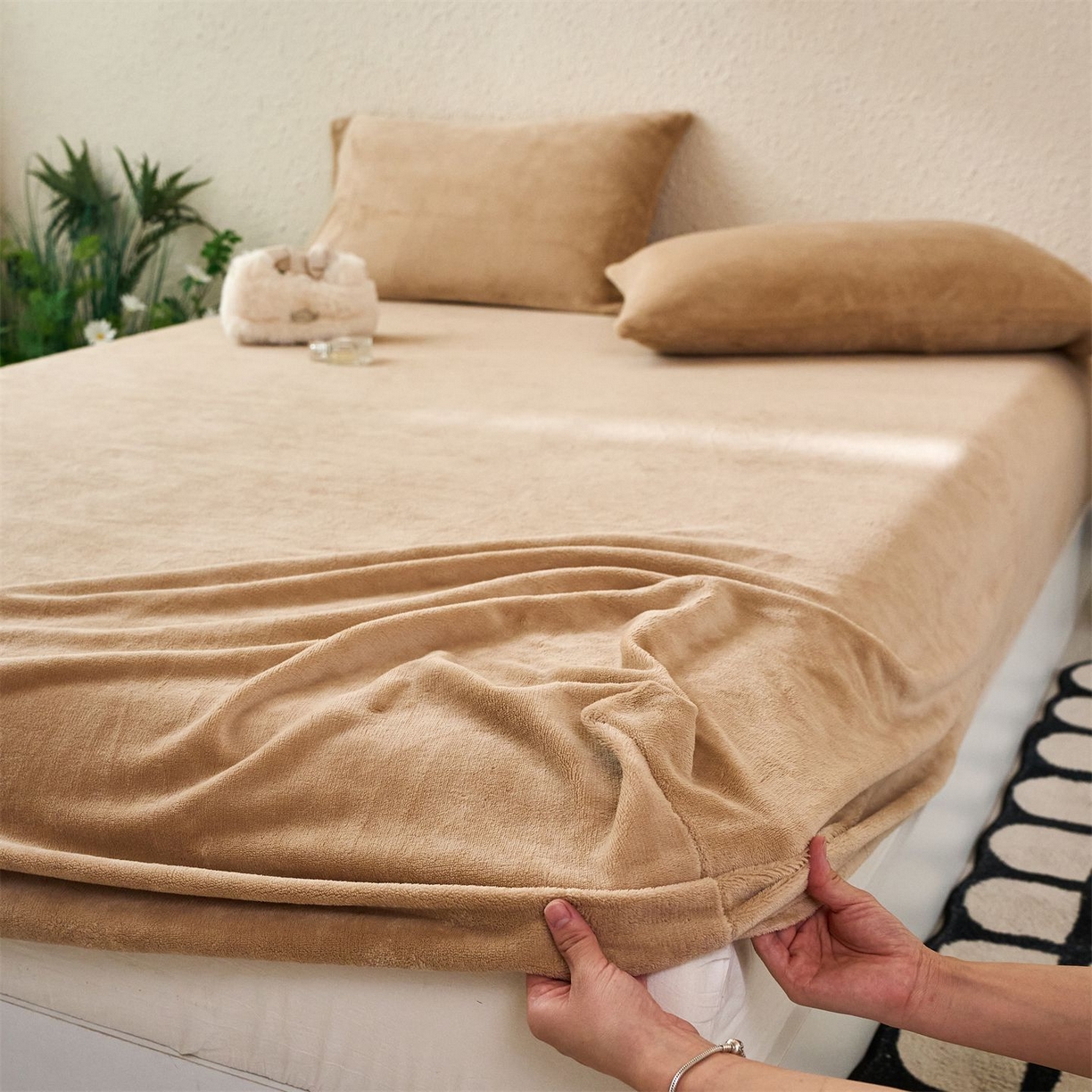 91家纺网 家纺一手货源 找家纺 兰紫橙家纺 2025新款简约纯色牛奶绒床笠系列 奶油驼