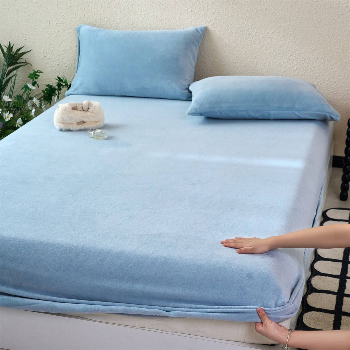 91家纺网 家纺一手货源 找家纺 兰紫橙家纺 2025新款简约纯色牛奶绒床笠系列 天空蓝