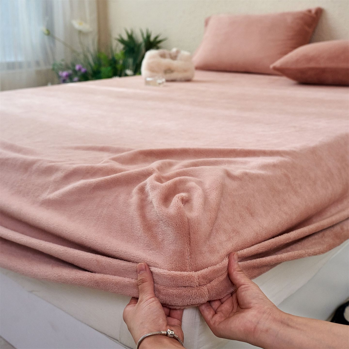 91家纺网 家纺一手货源 找家纺 兰紫橙家纺 2025新款简约纯色牛奶绒床笠系列 星柚粉