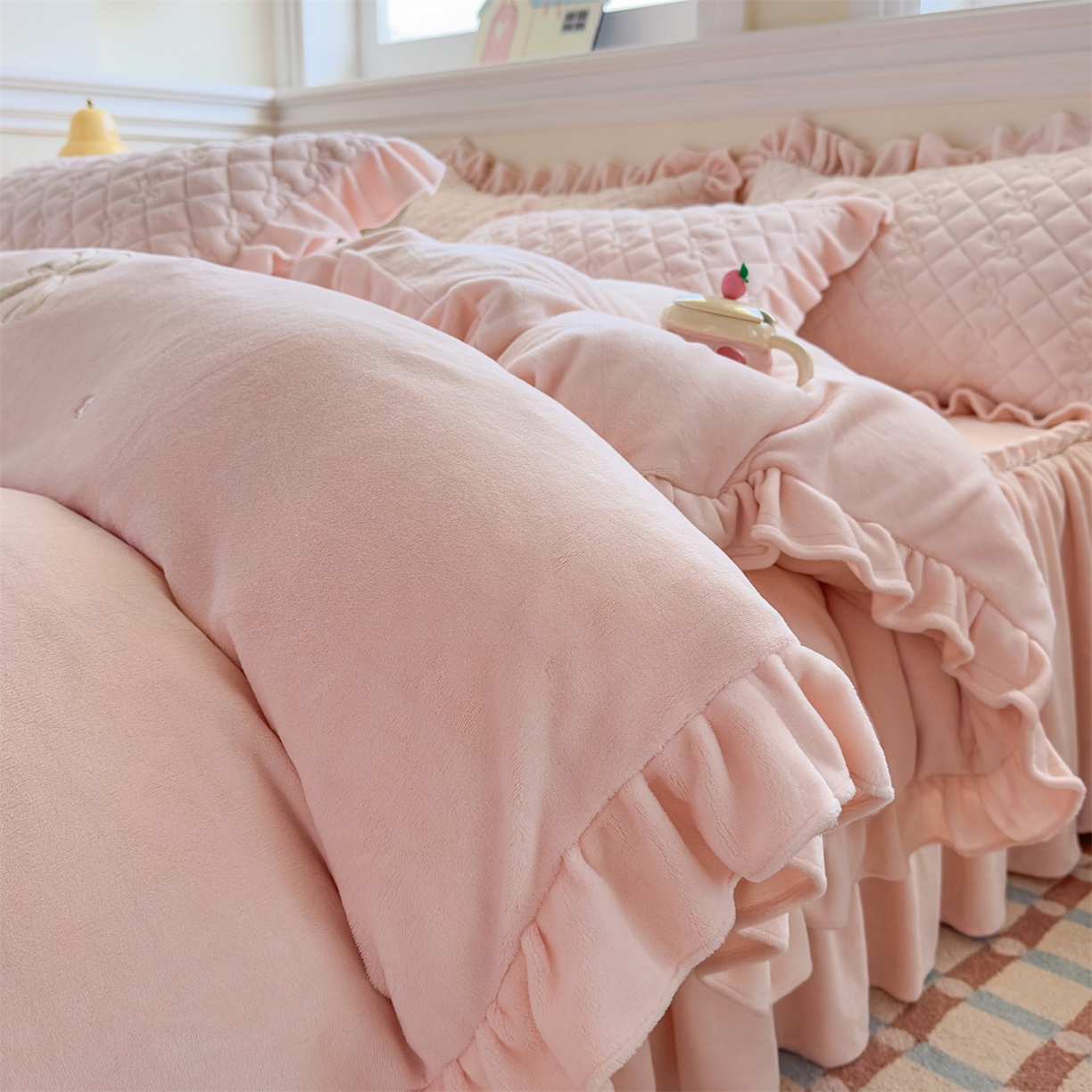 91家纺网 家纺一手货源 找家纺 （总）恒爱家纺 2025新款牛奶绒贴布绣夹棉床裙四件套