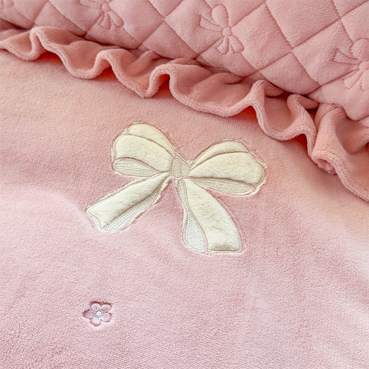 91家纺网 家纺一手货源 找家纺 （总）恒爱家纺 2025新款牛奶绒贴布绣夹棉床裙四件套