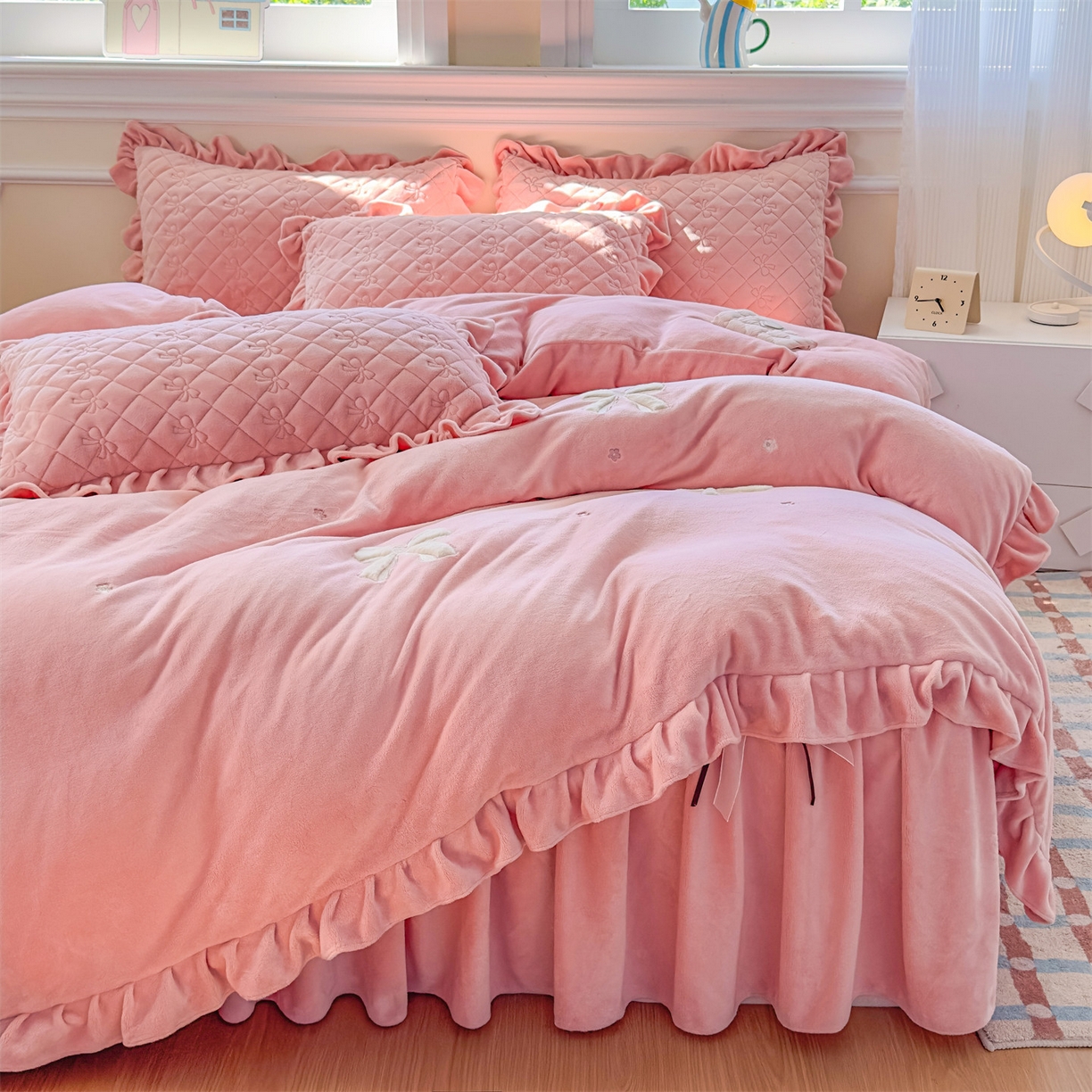 91家纺网 家纺一手货源 找家纺 （总）恒爱家纺 2025新款牛奶绒贴布绣夹棉床裙四件套