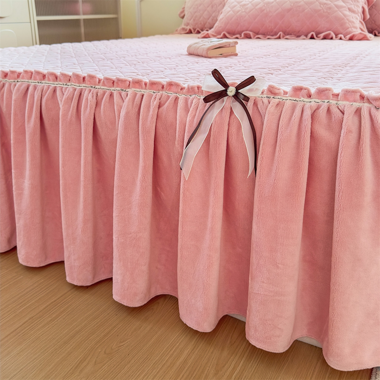 91家纺网 家纺一手货源 找家纺 （总）恒爱家纺 2025新款牛奶绒贴布绣夹棉床裙四件套