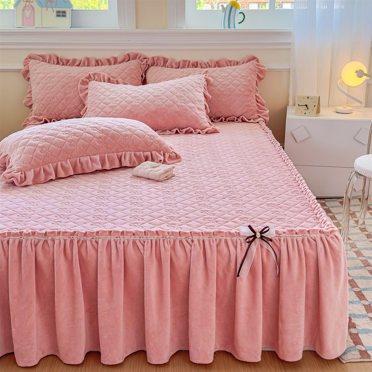 91家纺网 家纺一手货源 找家纺 （总）恒爱家纺 2025新款牛奶绒贴布绣夹棉床裙四件套