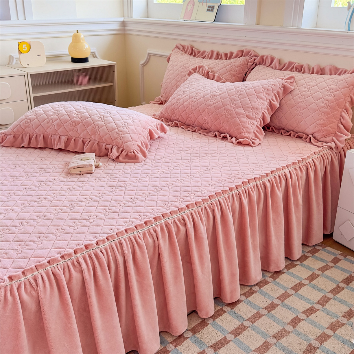 91家纺网 家纺一手货源 找家纺 （总）恒爱家纺 2025新款牛奶绒贴布绣夹棉床裙四件套