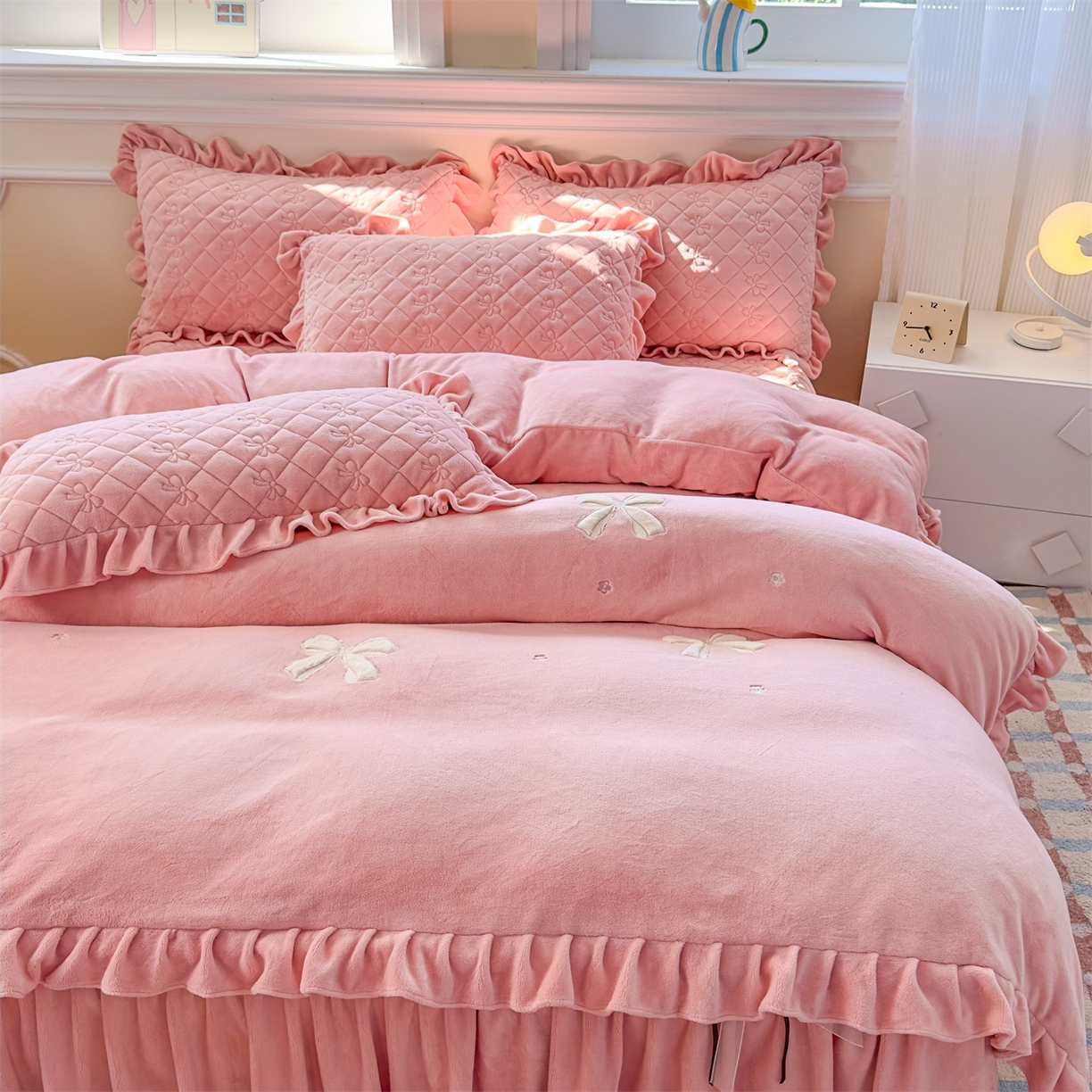 91家纺网 家纺一手货源 找家纺 （总）恒爱家纺 2025新款牛奶绒贴布绣夹棉床裙四件套