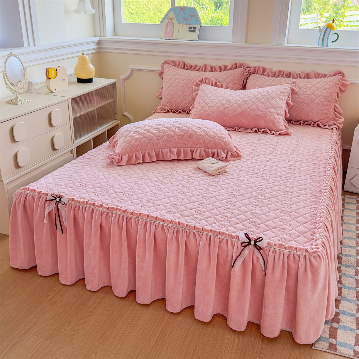 91家纺网 家纺一手货源 找家纺 （总）恒爱家纺 2025新款牛奶绒贴布绣夹棉床裙四件套