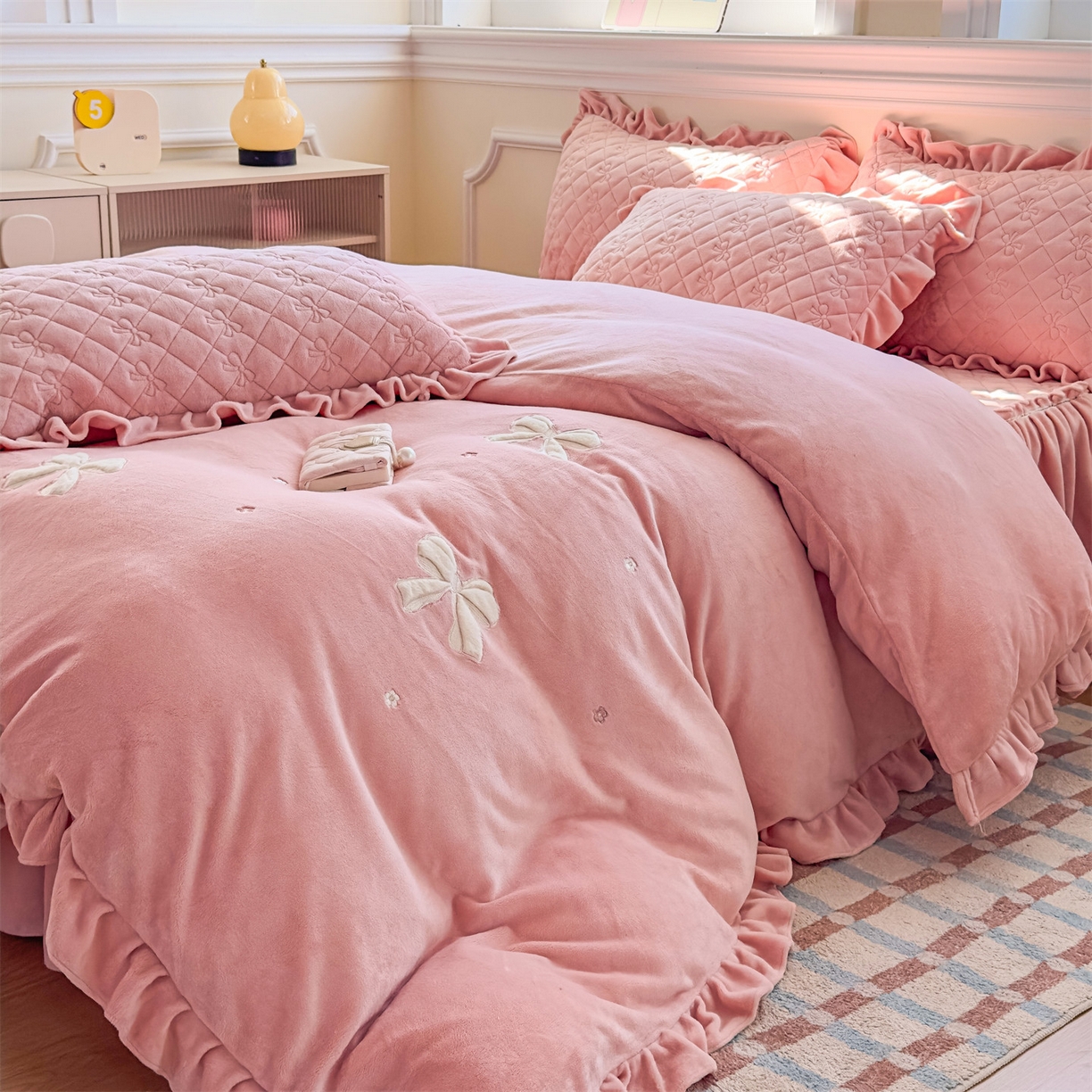 91家纺网 家纺一手货源 找家纺 （总）恒爱家纺 2025新款牛奶绒贴布绣夹棉床裙四件套