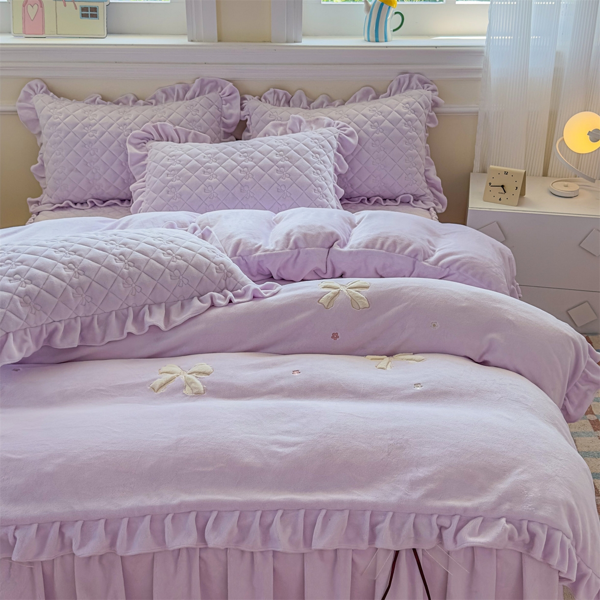91家纺网 家纺一手货源 找家纺 恒爱家纺 2025新款牛奶绒贴布绣夹棉床裙四件套 浪漫紫