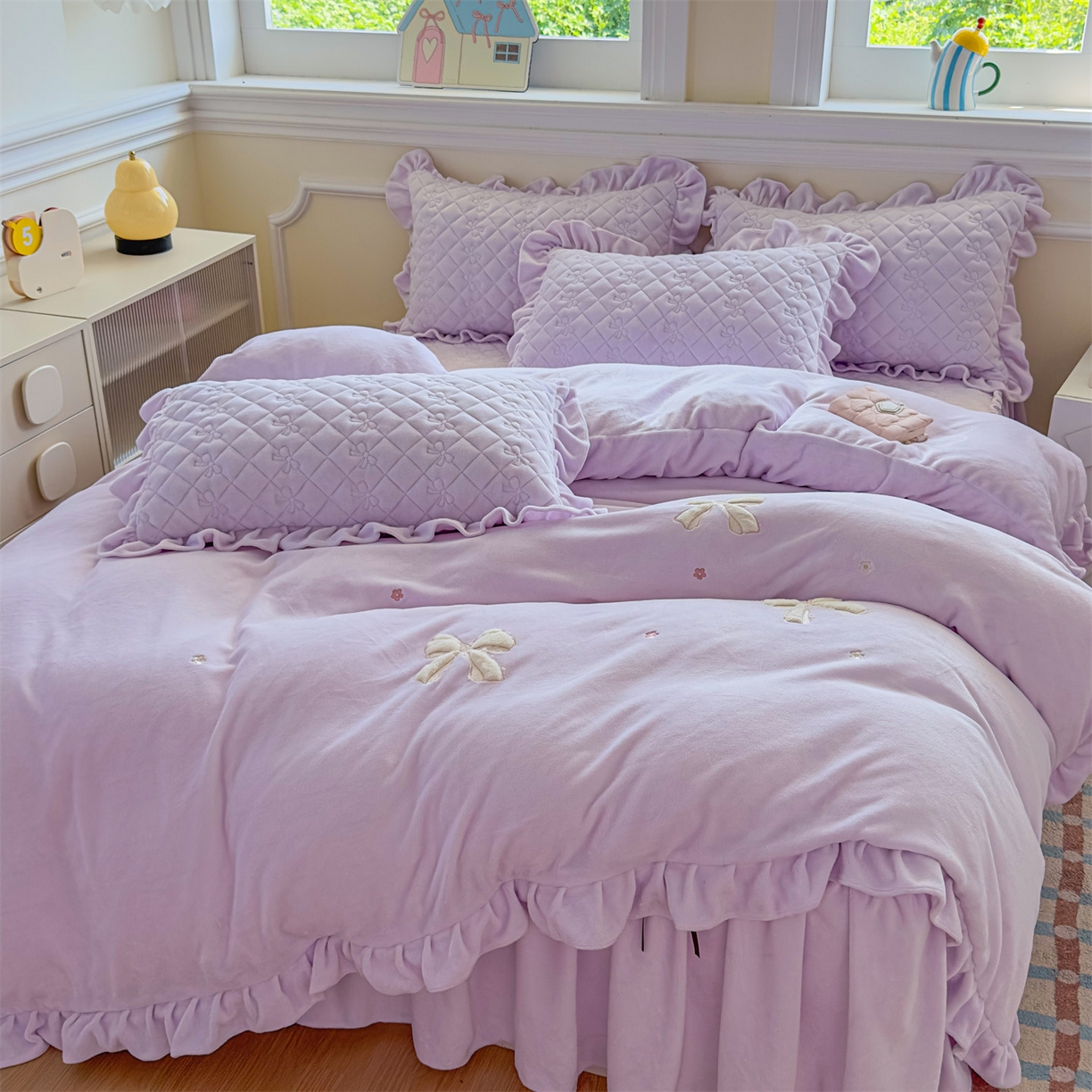 91家纺网 家纺一手货源 找家纺 恒爱家纺 2025新款牛奶绒贴布绣夹棉床裙四件套 浪漫紫