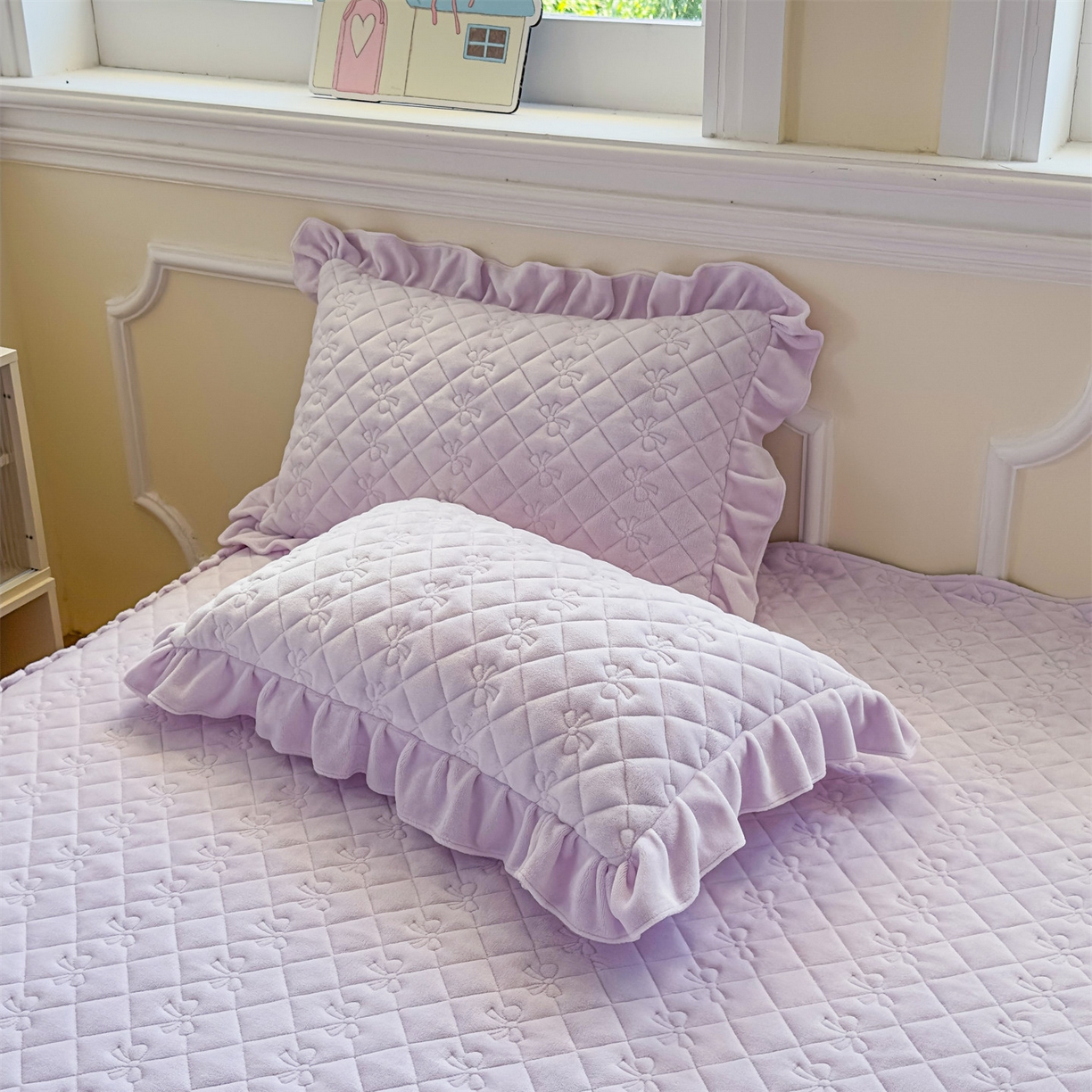 91家纺网 家纺一手货源 找家纺 恒爱家纺 2025新款牛奶绒贴布绣夹棉床裙四件套 浪漫紫