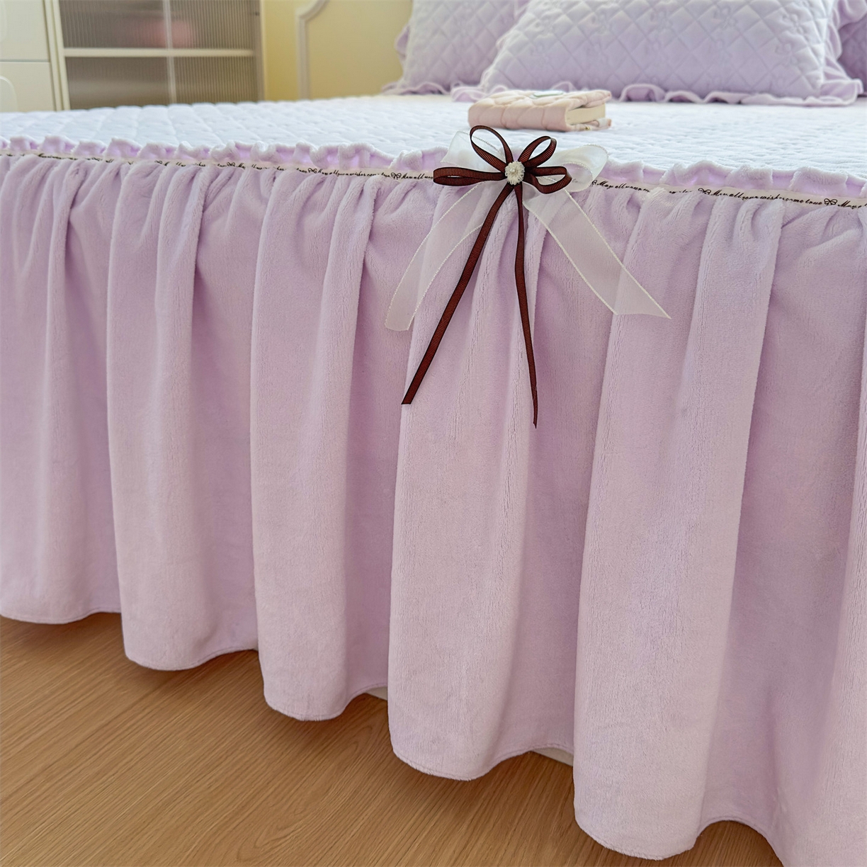 91家纺网 家纺一手货源 找家纺 恒爱家纺 2025新款牛奶绒贴布绣夹棉床裙四件套 浪漫紫