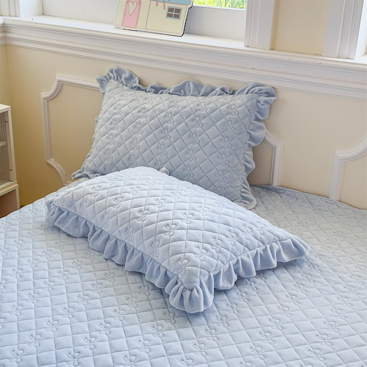 91家纺网 家纺一手货源 找家纺 恒爱家纺 2025新款牛奶绒贴布绣夹棉床裙四件套 天空蓝