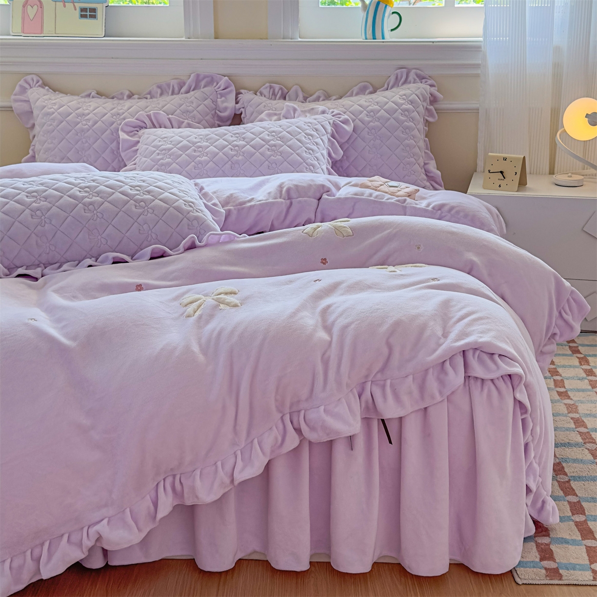 91家纺网 家纺一手货源 找家纺 恒爱家纺 2025新款牛奶绒贴布绣夹棉床裙四件套 浪漫紫