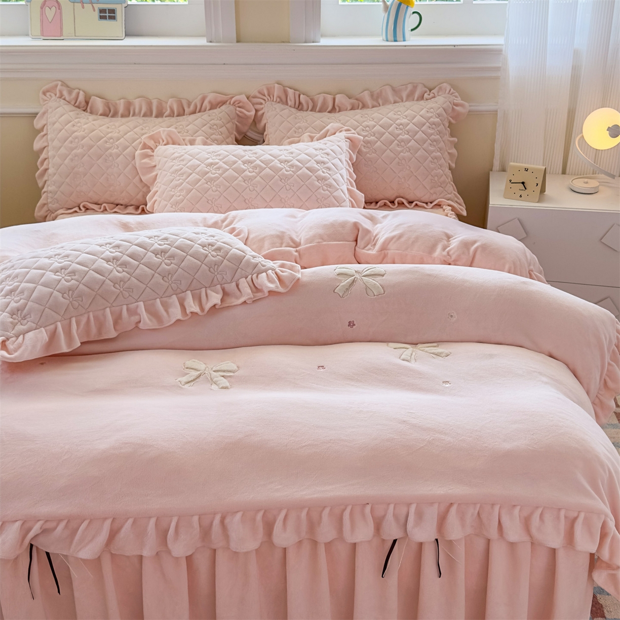 91家纺网 家纺一手货源 找家纺 恒爱家纺 2025新款牛奶绒贴布绣夹棉床裙四件套 温馨粉