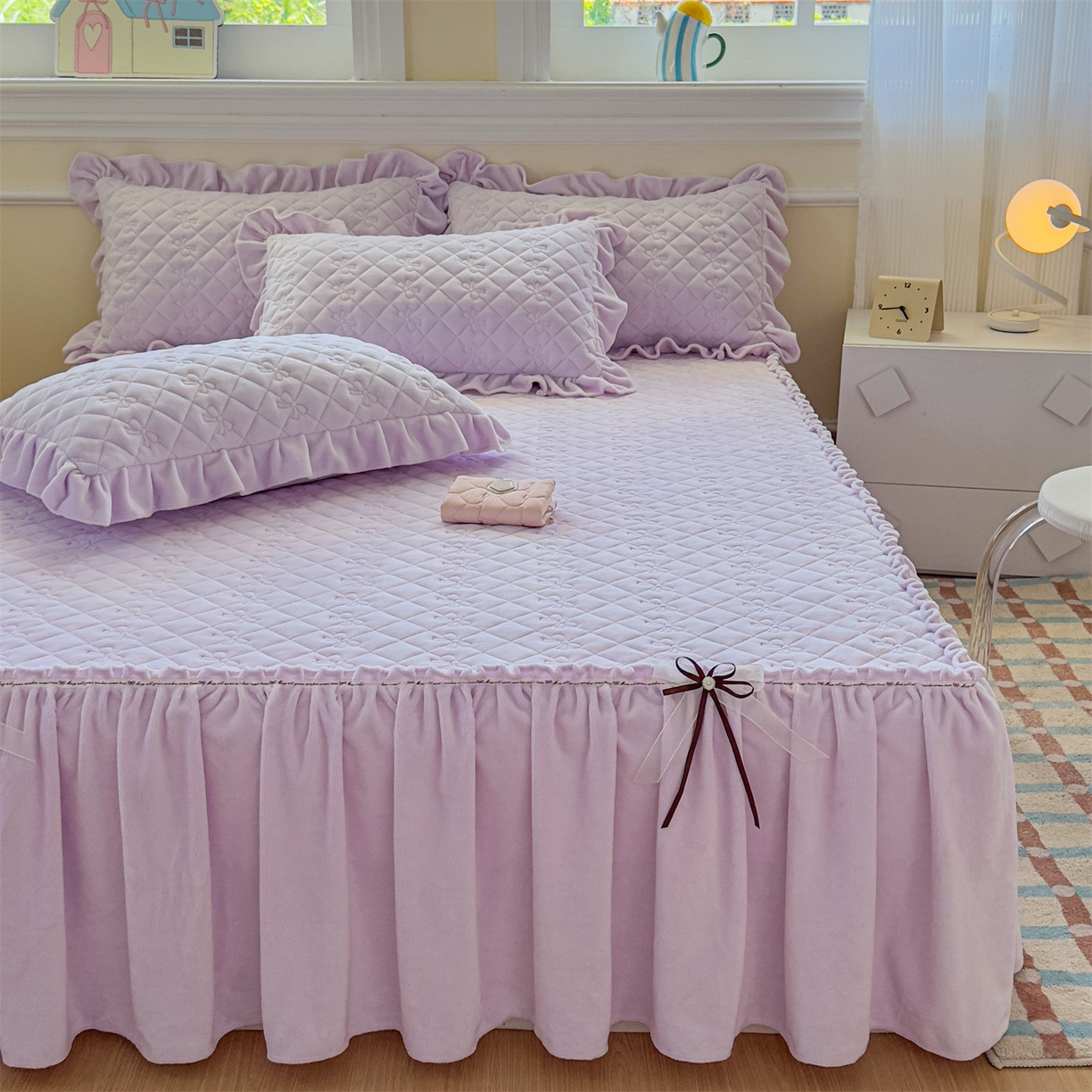 91家纺网 家纺一手货源 找家纺 恒爱家纺 2025新款牛奶绒贴布绣夹棉床裙四件套 浪漫紫