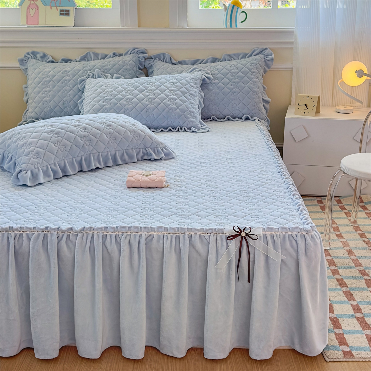 91家纺网 家纺一手货源 找家纺 恒爱家纺 2025新款牛奶绒贴布绣夹棉床裙四件套 天空蓝